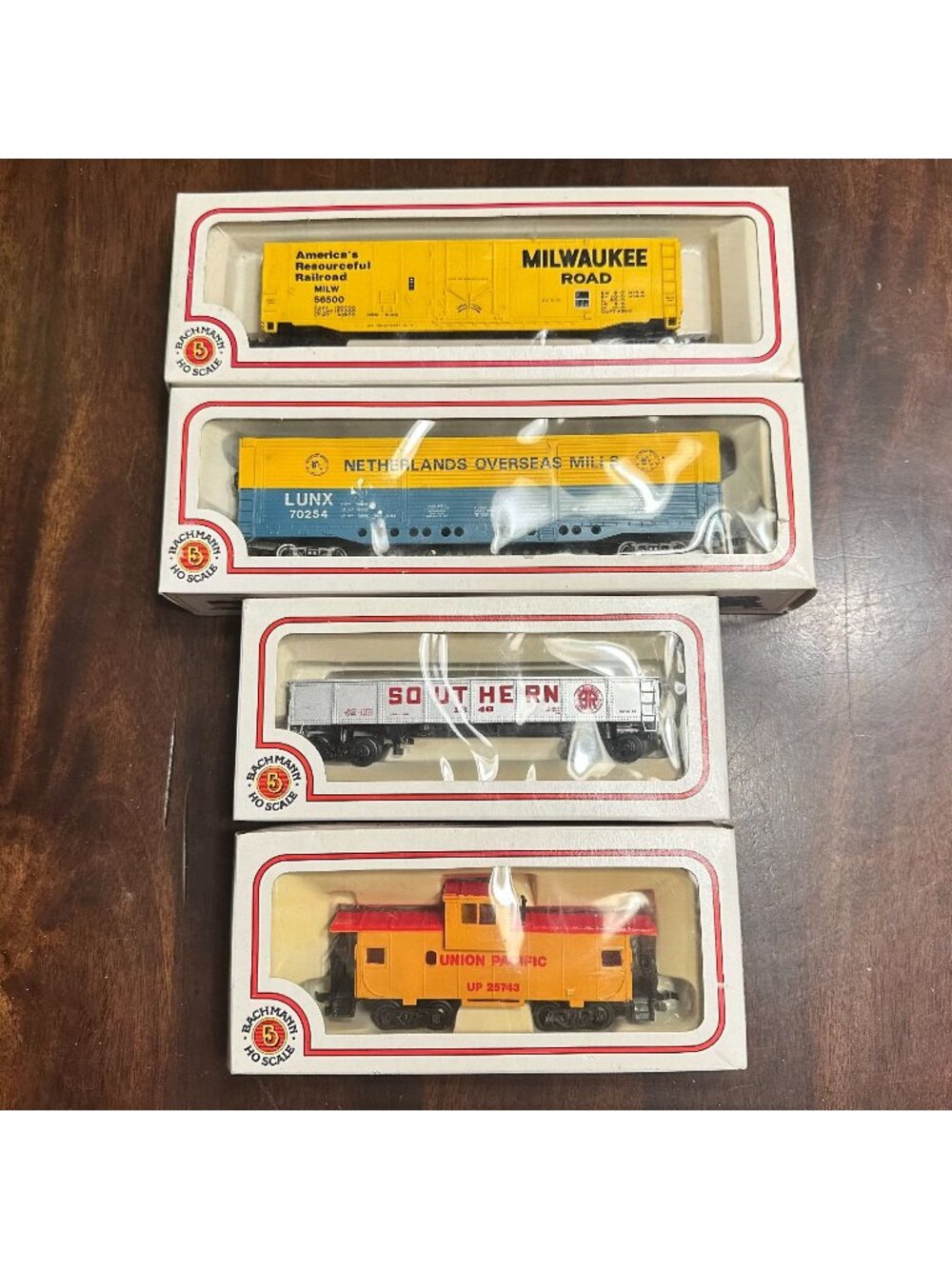 Lot Of 4 Bachmann HO Scale Model Train Cars